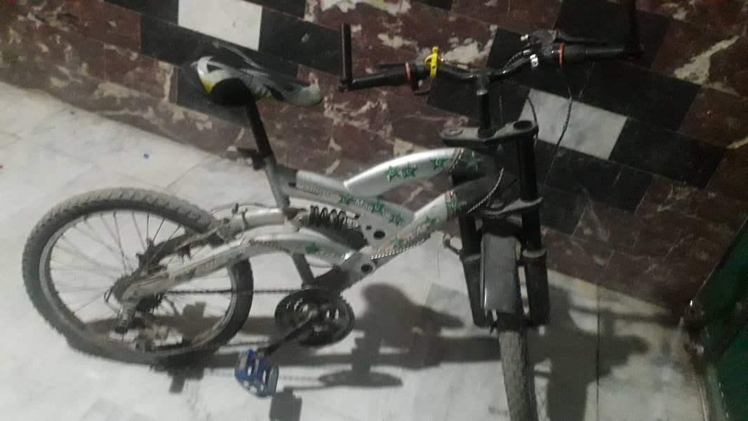 F16 Bicycle in good condition 3