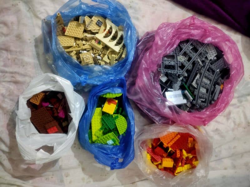 Lego random 1 kg bags with figures and set 5
