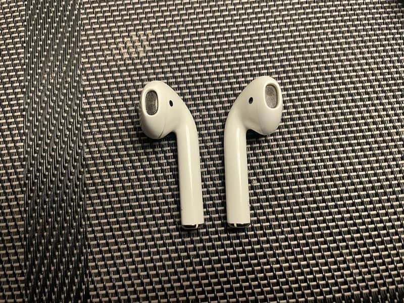 Apple AirPods 1st Generation - Earpieces/Earbuds Only 2