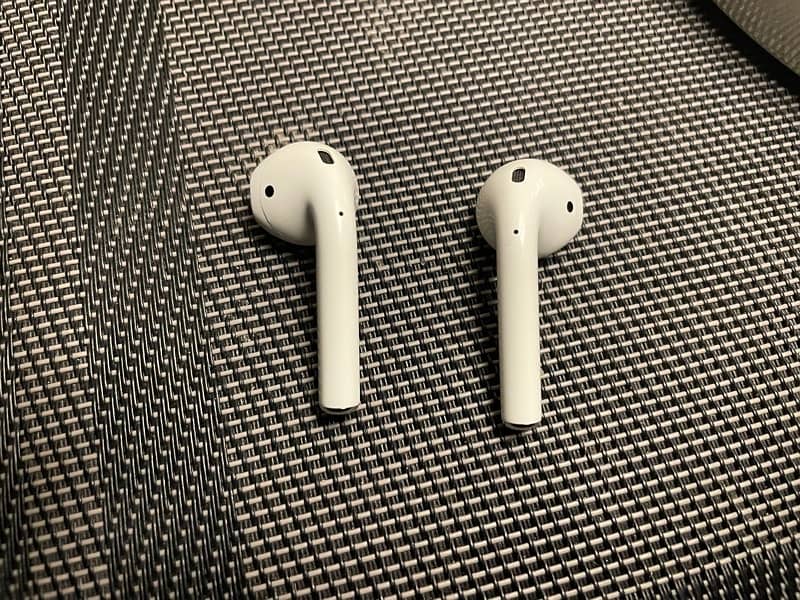 Apple AirPods 1st Generation - Earpieces/Earbuds Only 3