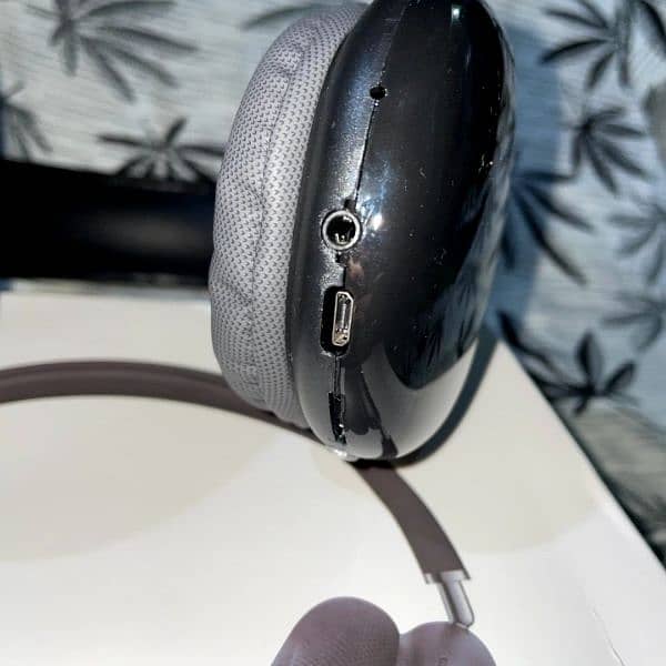 P9 wireless headphones 1
