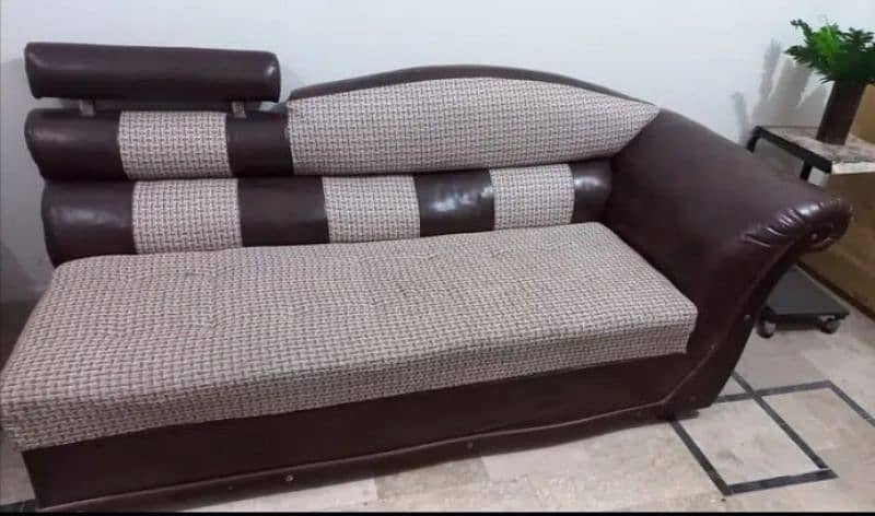 3seatr sofa(2 sofa hn) or 1 sofe ki price 15000 he 0