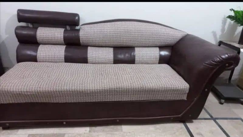 3seatr sofa(2 sofa hn) or 1 sofe ki price 15000 he 4