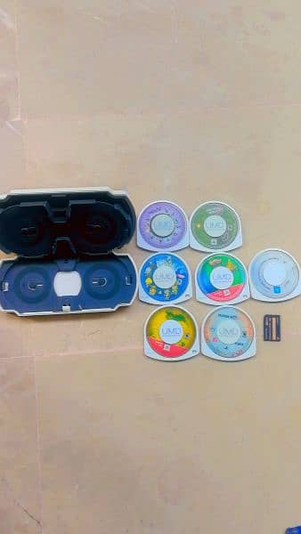 1 PSP UMD Case,7 UMD and 1 orignal Sony memory card install 3 games 1