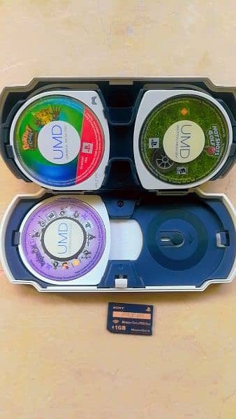 1 PSP UMD Case,7 UMD and 1 orignal Sony memory card install 3 games 3