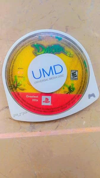 1 PSP UMD Case,7 UMD and 1 orignal Sony memory card install 3 games 11