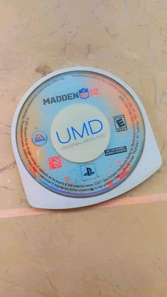 1 PSP UMD Case,7 UMD and 1 orignal Sony memory card install 3 games 13