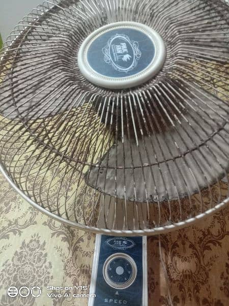 Out class condition Bracket fan 60 watt 1