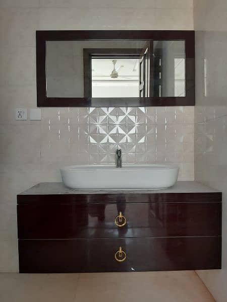 jacuuzi / bathtubs / shower trays/  Corian and pvc vanities  l 11