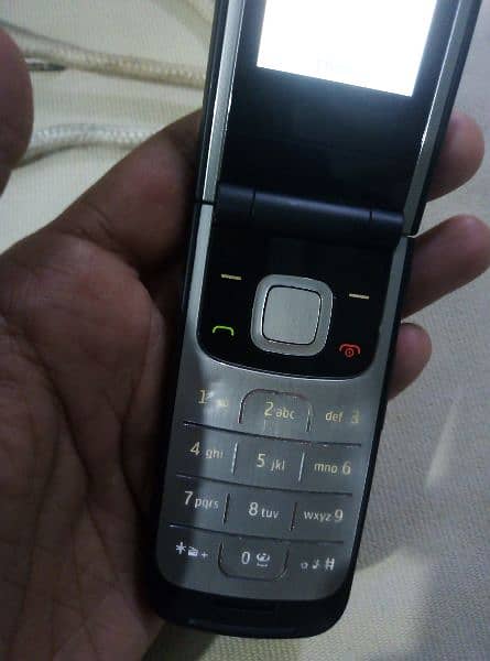 Nokia 2720 Fold 7