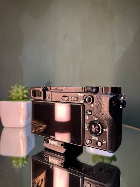 SONY a6400  JUST LIKE BRAND NEW SCRATCHLESS 1