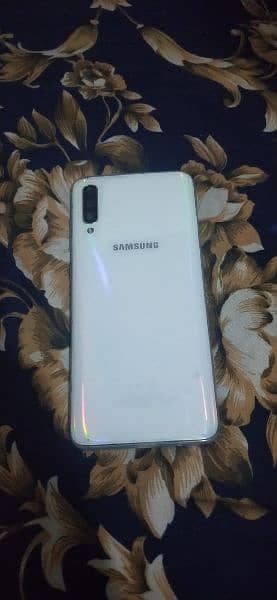 Samsung galaxy a70  used please read complete ad 0
