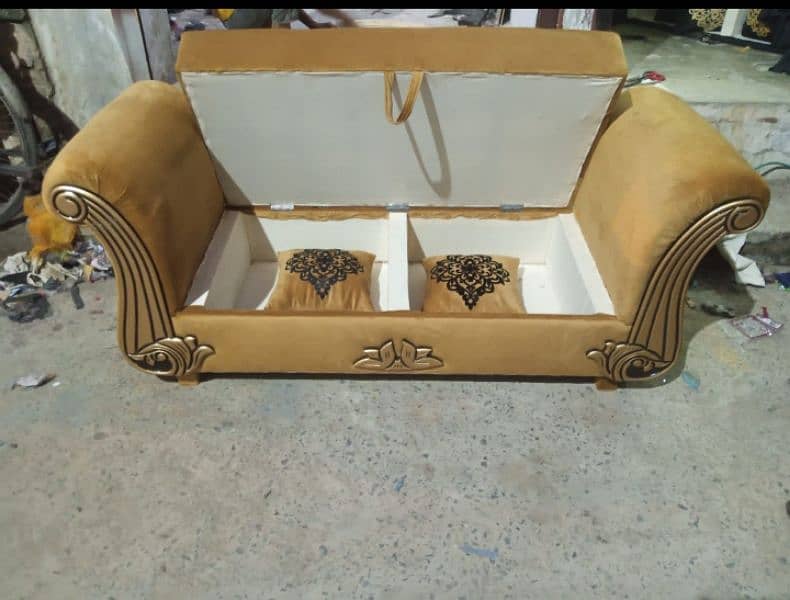 Two seater setty with box and two coushan. 9