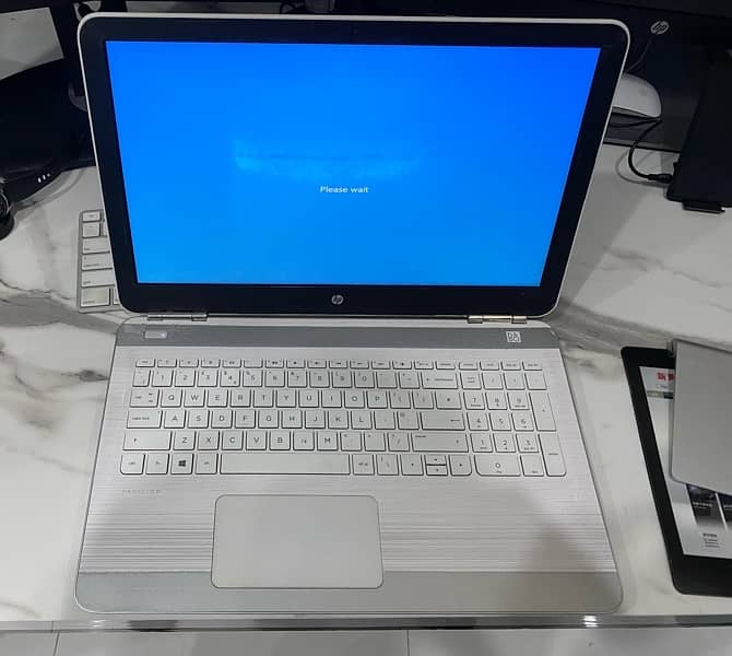 Super white silver hp pavilion15/core i5 7th gen/ 4gb/320gb/hd 620/FHD 2