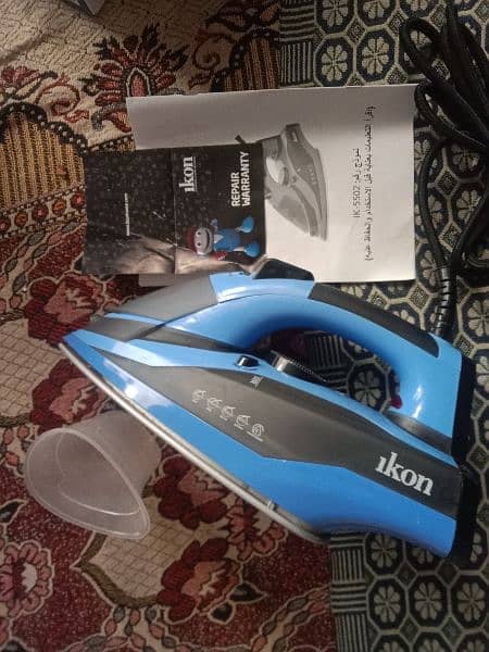 Steam Iron in Good Condition for sale 2