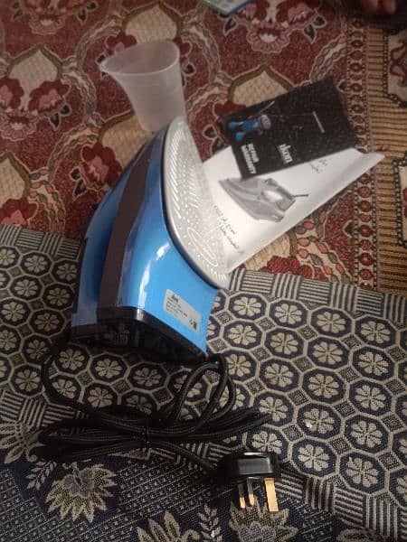 Steam Iron in Good Condition for sale 4