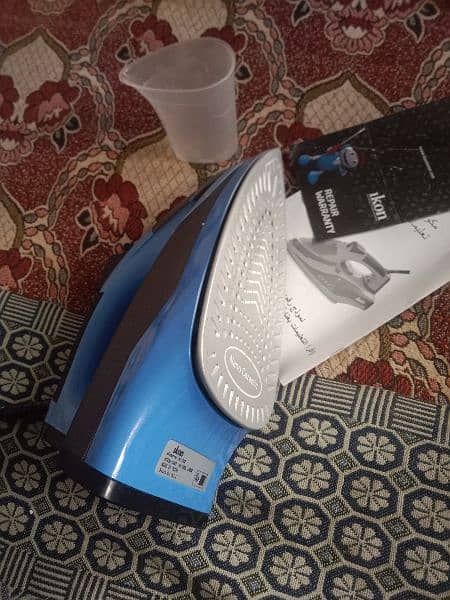 Steam Iron in Good Condition for sale 8