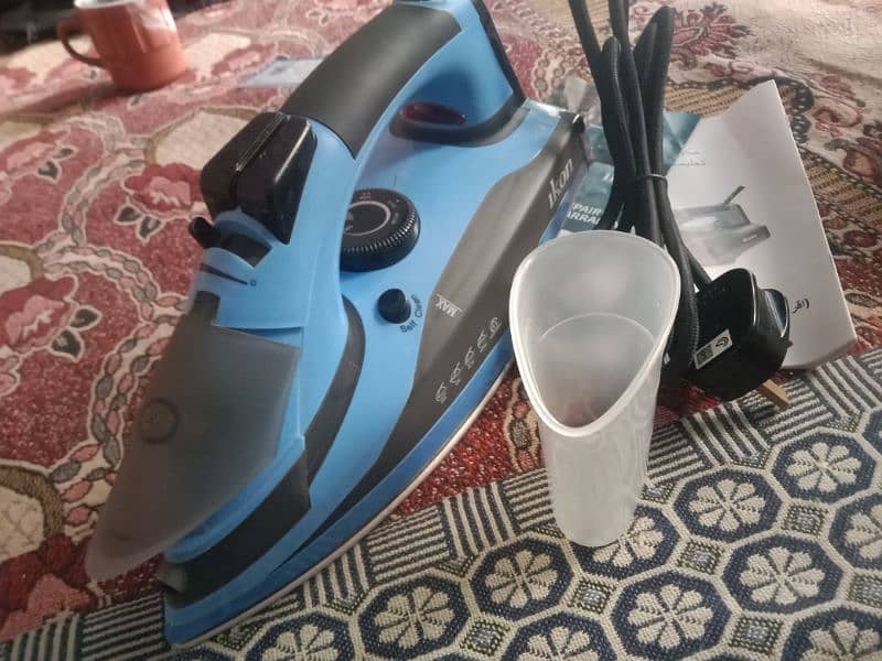 Steam Iron in Good Condition for sale 9