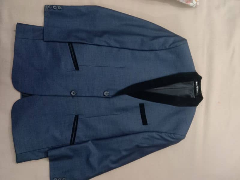 ARMANI SUIT BLUE COLOUR . . Coat size 30. PENT SIZE 38. . AGE 10 se 12 1