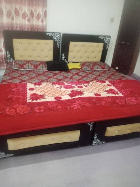 2 x single beds with mattress  and 1 side table 0