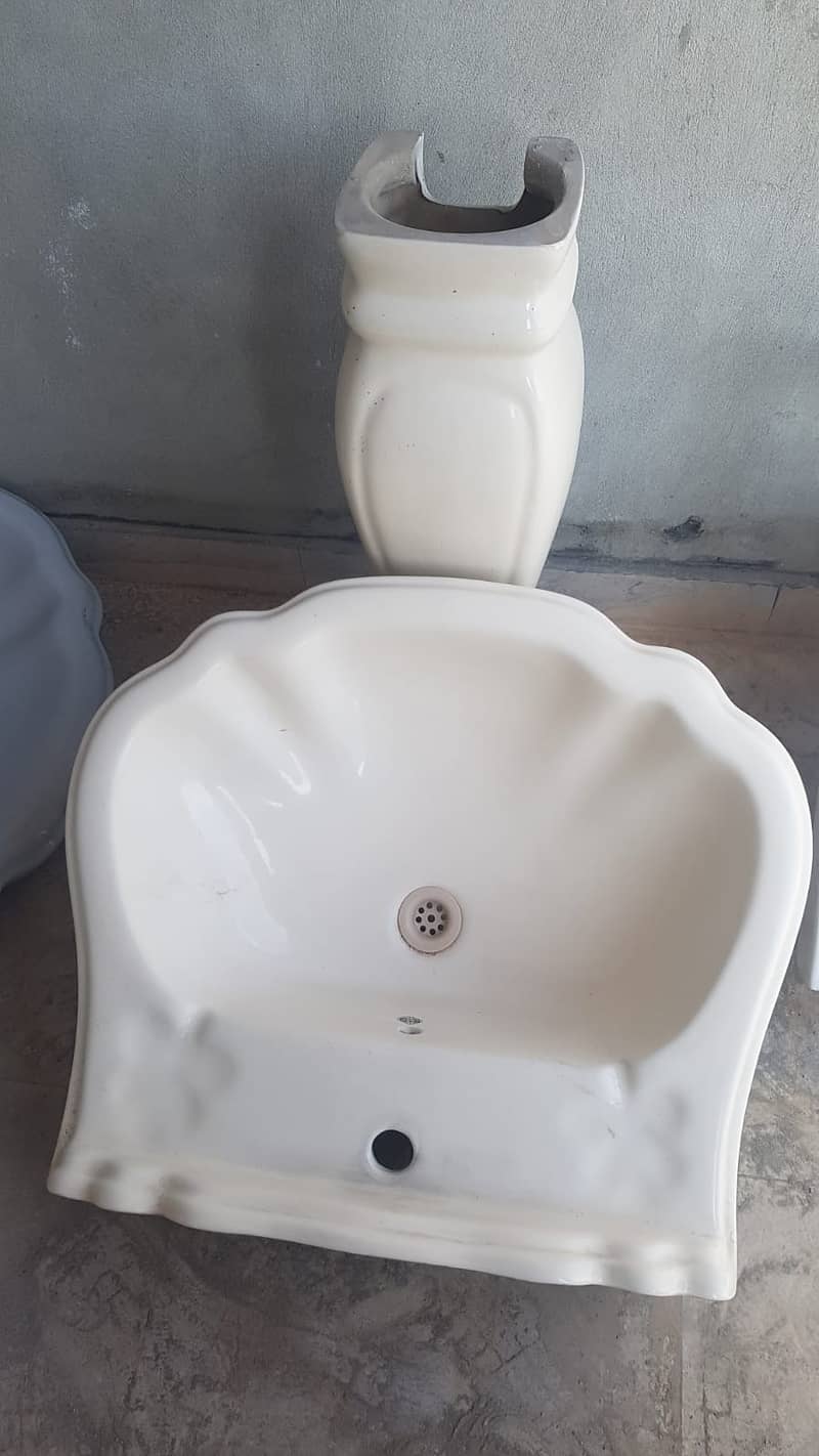 Commode and basin available - Other Home Appliances - 1083753025