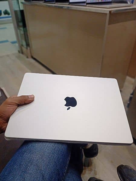 Apple MacBook pro retina m3 max
36 gb ram
1 tb ssd
14inch 5