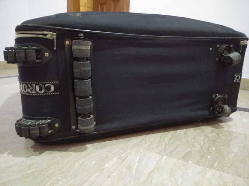 Suit Case| Extra Large |38 Kgs Capacity For Sale 3