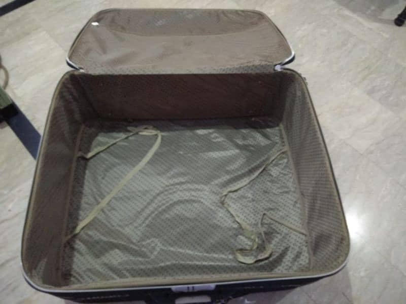 Suit Case| Extra Large |38 Kgs Capacity For Sale 4