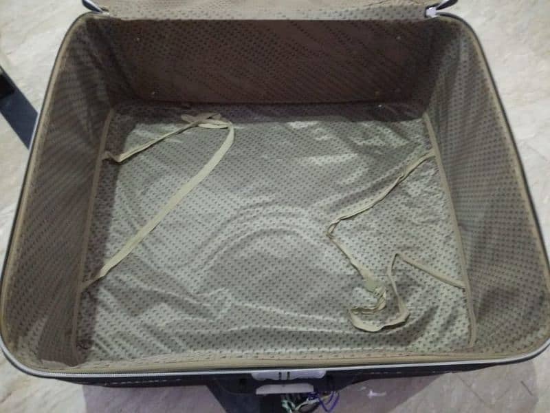 Suit Case| Extra Large |38 Kgs Capacity For Sale 5