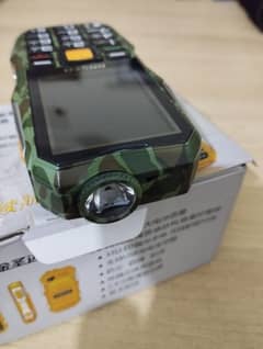 Groed heavy duty military style phone with 6800 mAh Power bank