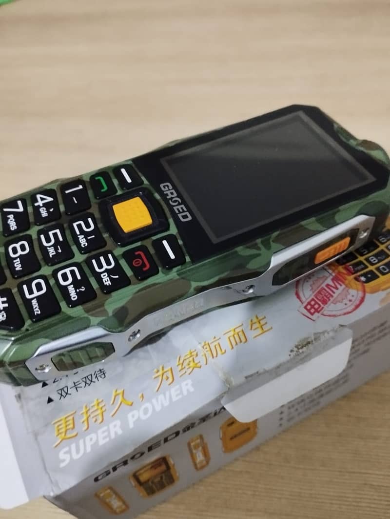 Groed heavy duty military style phone with 6800 mAh Power bank 1