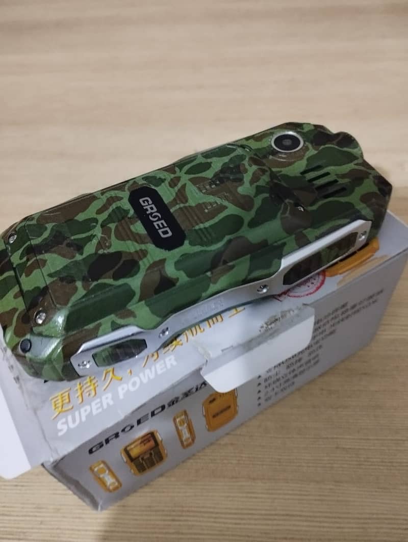 Groed heavy duty military style phone with 6800 mAh Power bank 2