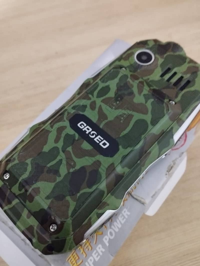 Groed heavy duty military style phone with 6800 mAh Power bank 4