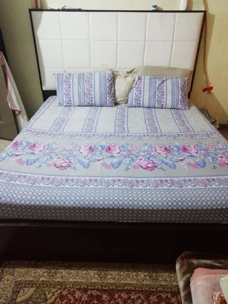 Stylish Double Bed With Side Draws 0
