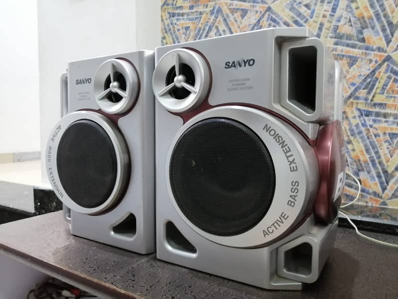 Sanyo Speakers for sale. . .  beautiful design 0