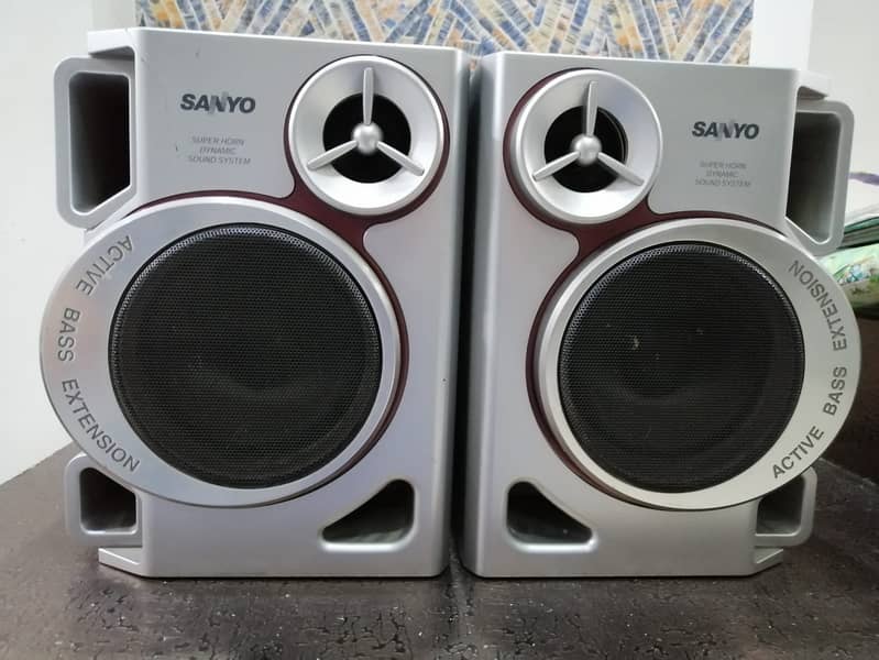 Sanyo Speakers for sale. . . lush condition 3