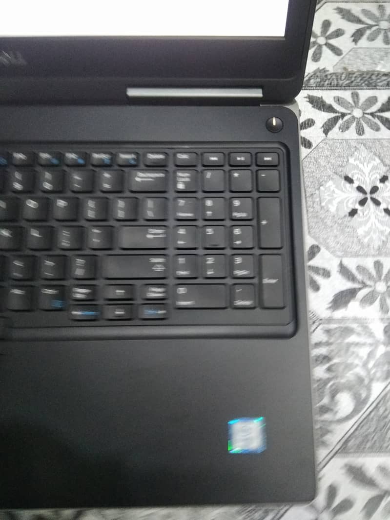 Graphic laptop Dell 7510 2gb quadro m1000m corei7 6820hq 16gb 256ssd. 3