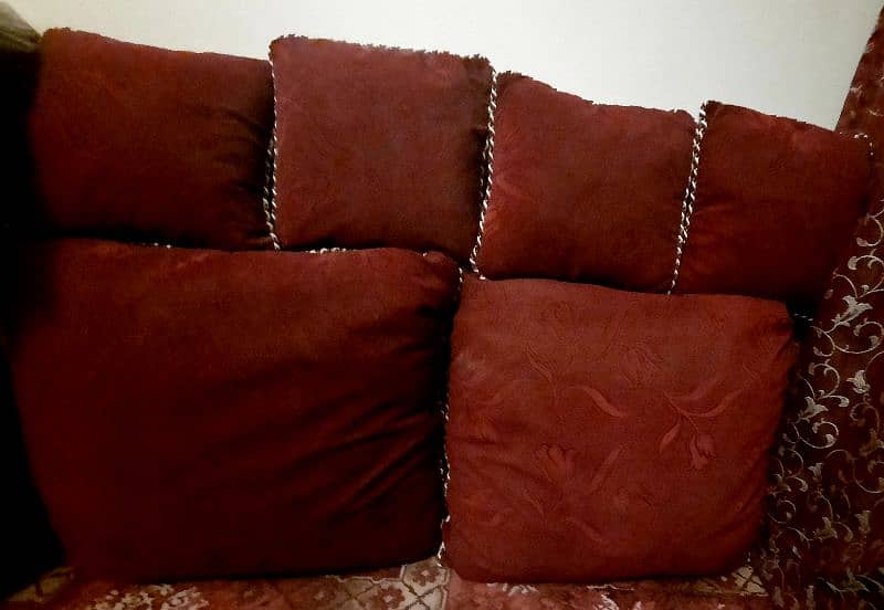 LARGE BEAUTIFUL PILLOW WITH SMALL CUSHIONS 1