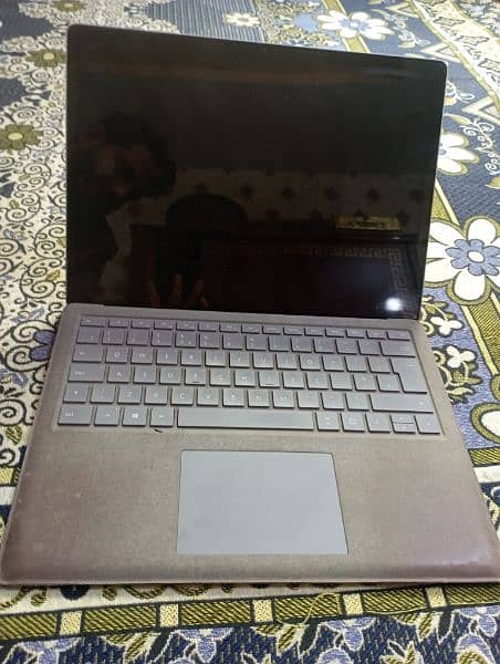 Surface Laptop 
i5 - 7th generation
Ram: 8gb
Hard: 128Nvme
Touchscren 0