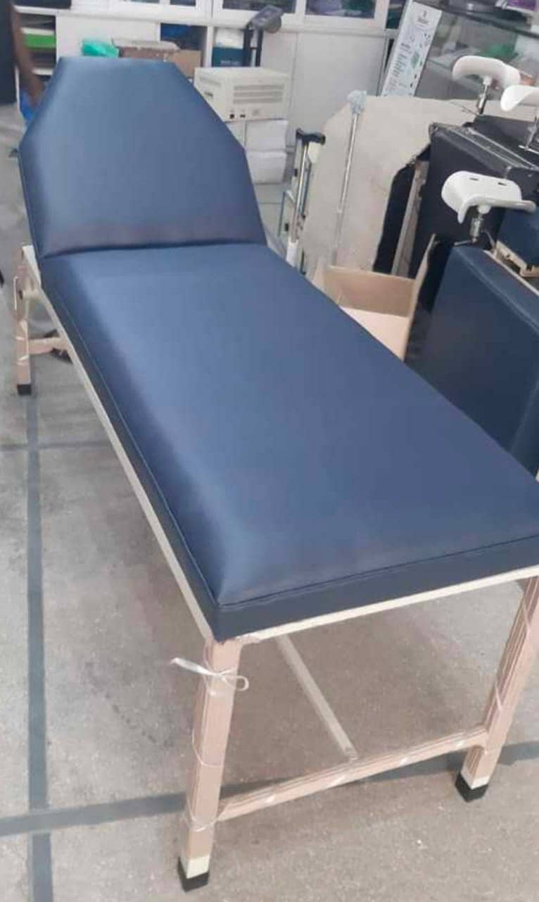 Manufacturer of Hospital Furniture OT Table Delivery Table Exam. Couch 16
