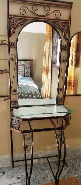 dressing table in really good condition 2