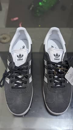 Addidas casual sneakers up for sale ((Gazelle))