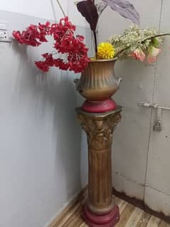 corner vase with flower 0