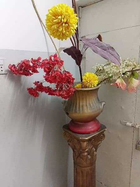 corner vase with flower 1