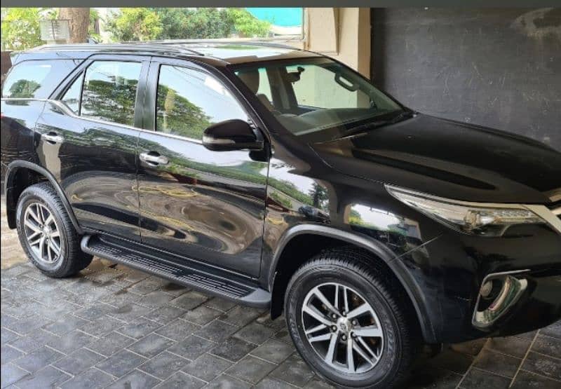 Fortuner 100% original,  well maintained by Toyota. 1
