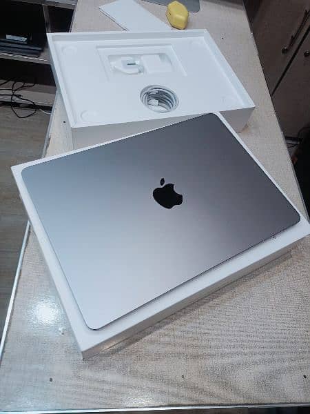 apple MacBook pro 2022 m2 Chip space gray 1