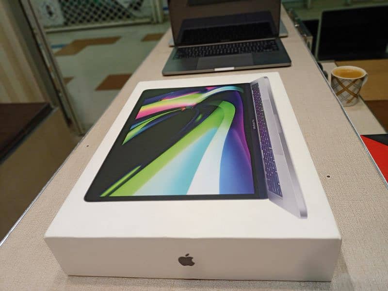 apple MacBook pro 2022 m2 Chip space gray 9