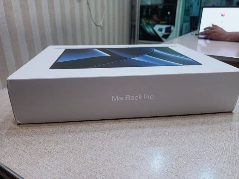 apple MacBook pro 2022 m2 Chip space gray 10