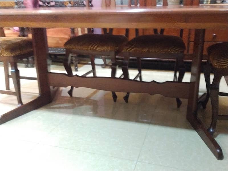 Dinning table with 6 chair solid wood excellent condition 6