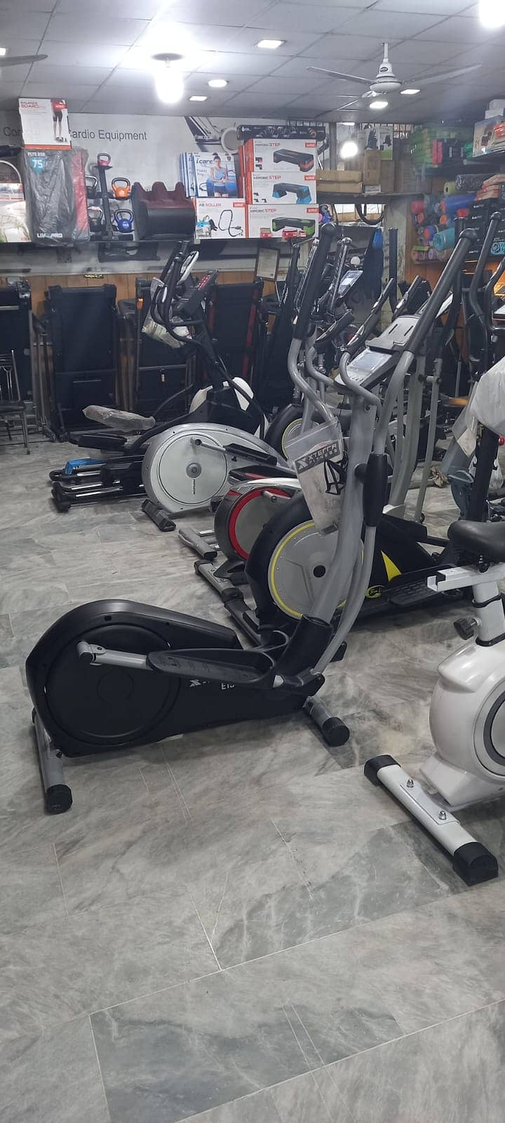 Exercise bike Elliptical Cros Trainer full body workout dumbbell plate 15